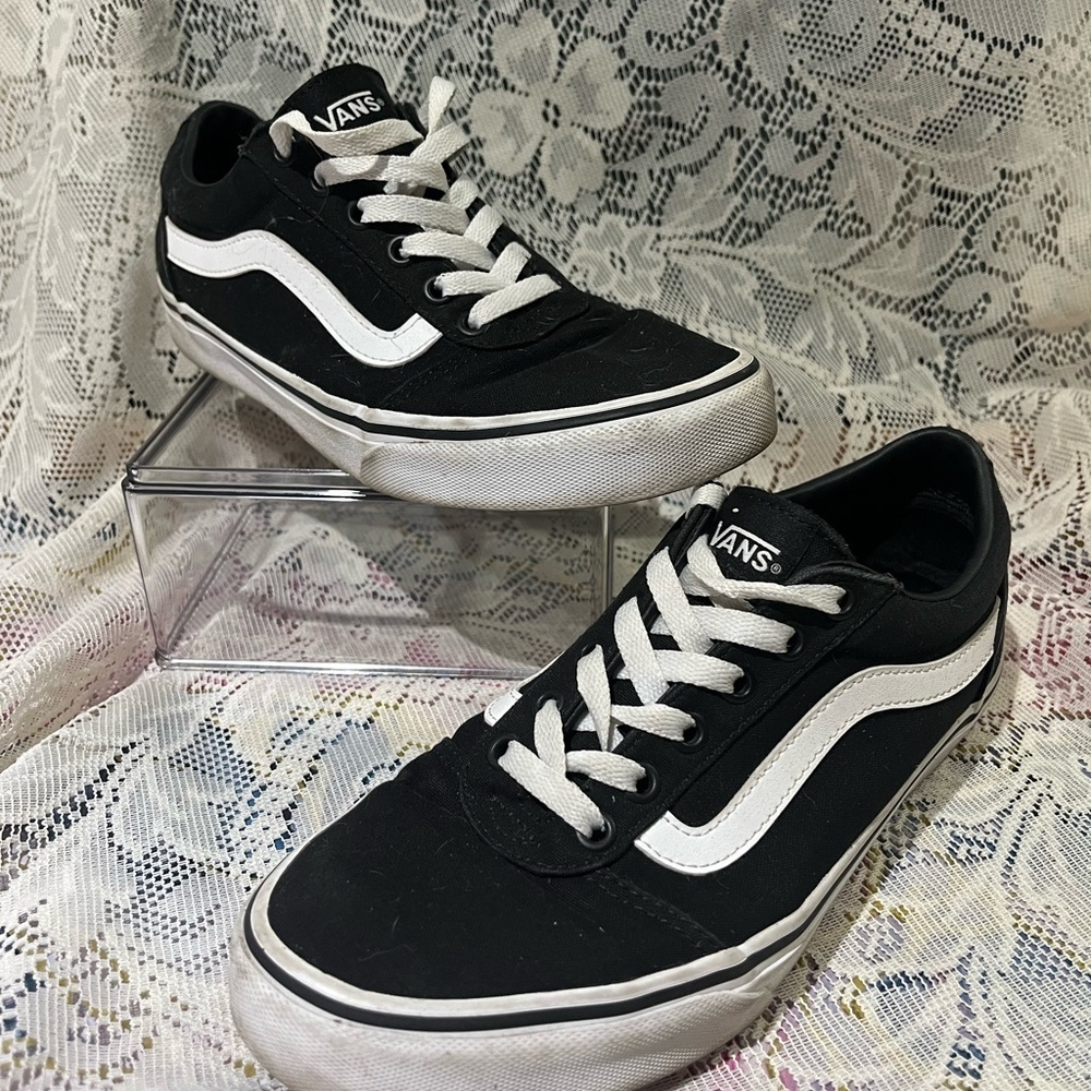 Vans Classic Black and White Low-Top Sneakers size 8.5 women
